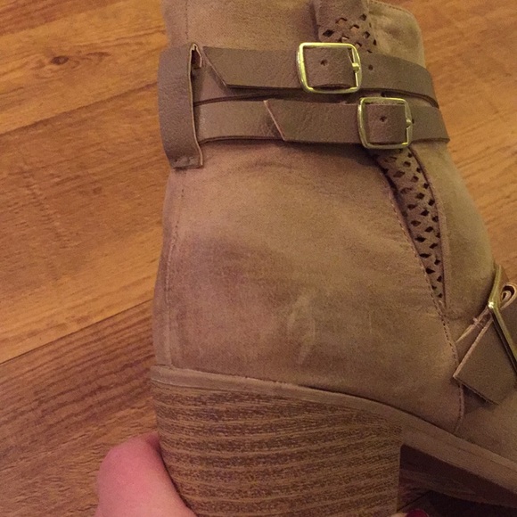 Tan boots - Picture 6 of 8